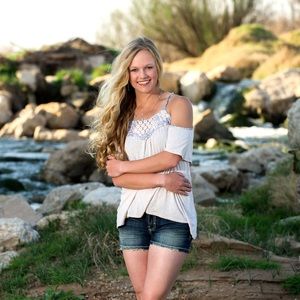 Off-Shoulder top. Great summer look!😍